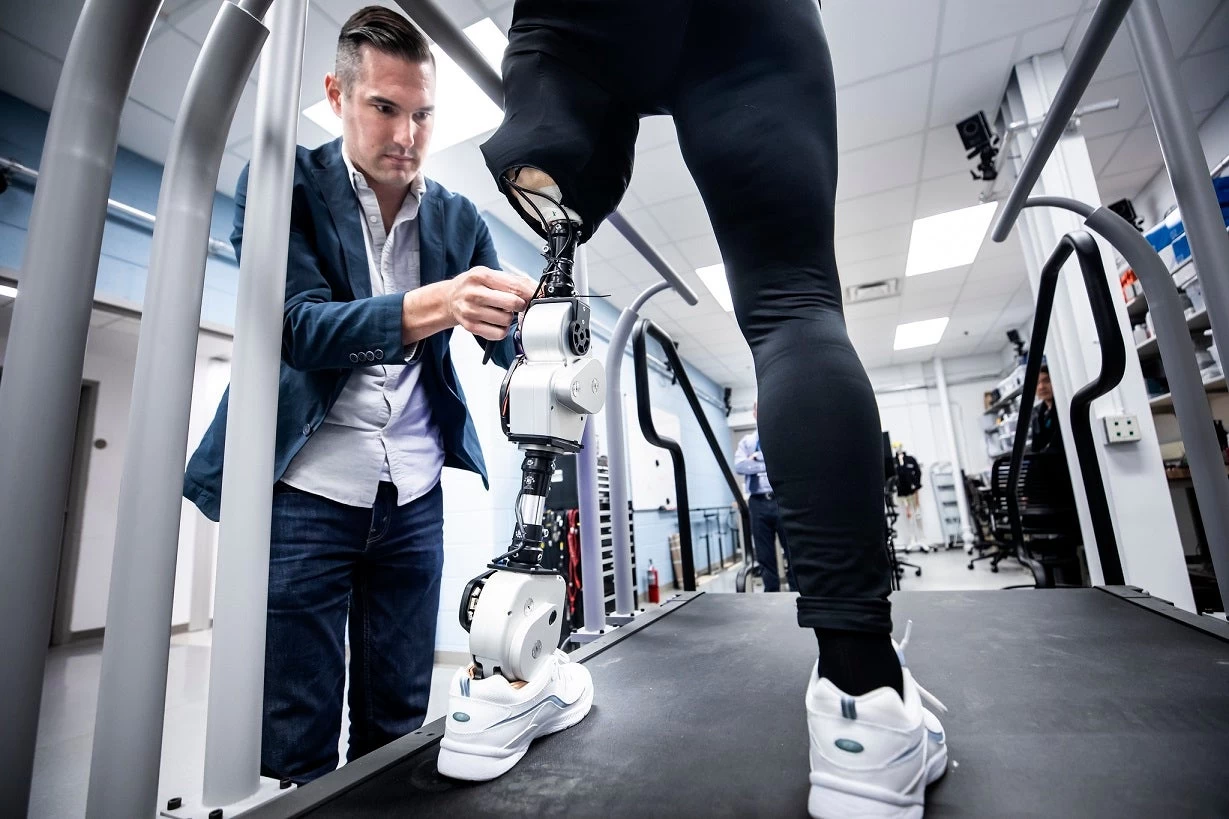 Νέο βιονικό πόδι επαναφέρει τις αισθήσεις στο προσθετικό μέλος